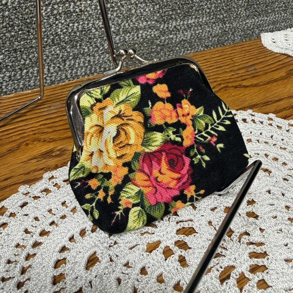 Vintage Style Floral Kiss Lock Coin Purse Black Canvas Rose Print Mini Pouch